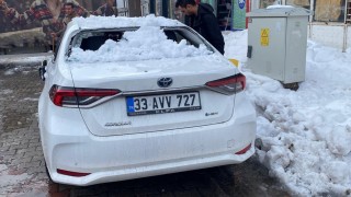 Bingölde çatıdan düşen kar otomobile zarar verdi