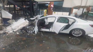 Bingölde otomobil iş yerine girdi: 5 yaralı