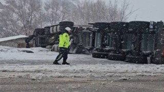 Bingölde tır devrildi: 1 yaralı