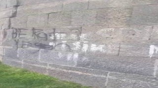 Binlerce yıllık surlara gelişigüzel yazılar yazdılar