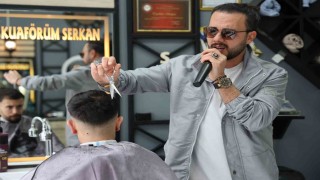 Bir elinde makas diğer elinde mikrofon