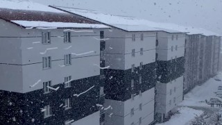 Bitliste çatıdan caddeye düşen kar kütleleri görsel şölen sundu