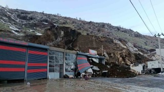 Bitliste heyelan: Sanayi sitesindeki dükkan toprak yığını altında kaldı
