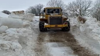 Bitliste ulaşım için 5 metrelik kar engelini aştılar