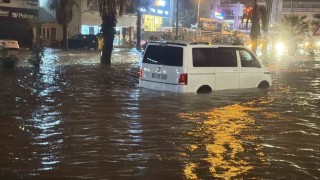 Bodrum sağanak yağışa teslim oldu: Yollar göle döndü, evleri su bastı