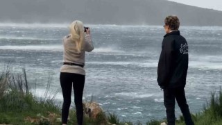 Bodrumda fırtınada deniz ortasındaki doğa olayı görenleri şaşırttı