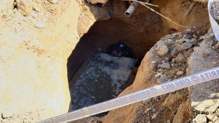 Bodrumda su isale hattı kazısında lahit bulundu