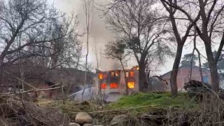 Boluda iki katlı ev alevlere teslim oldu