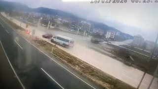 Boluda minibüsle çarpışan otomobilin sürücüsü yaralandı: Kaza anı kamerada