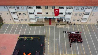 Boluda özel öğrencilerden anlamlı bayrak koreografisi