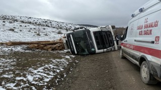 Boluda tomruk yüklü tır devrildi: 1 yaralı