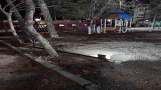 Buldanda çocuk parkındaki aydınlatma direği tehlike saçıyor