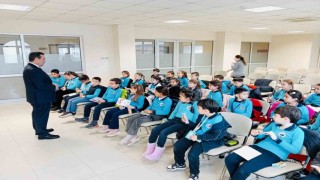 Burhaniyede Kaymakam Atilla, küçük öğrencileri ağırladı