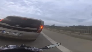 Bursada 113 kilometre hızla giden motosikletli çarptığı araca girdi