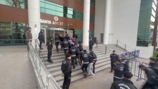 Bursada 700 polisle şafak operasyonu...Camdan uyuşturucuyu böyle atmak istedi