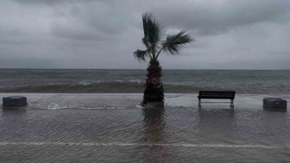 Bursada denizle kara birleşti, sokaklar göle döndü