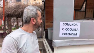 Bursada istediği ile evlenen kadın lokma dağıttı