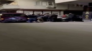 Bursada mahallede aileler arası kavga bir anda büyüdü