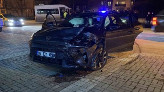 Bursada otomobil ile minibüs çarpıştı: 9 yaralı