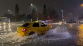 Bursada sağanak sonrası rögarlar taştı, cadde göle döndü