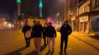 Bursada vatandaşlar ilahiler ve beyitlerle sahura kalktı