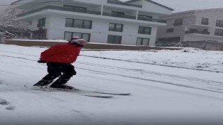 Bursada yağan karı fırsat bilen vatandaş şehir merkezinde kayak yaptı