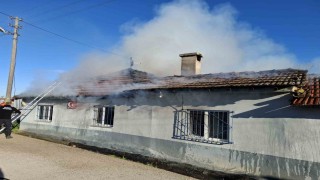 Bursada yaşlı çiftin evi alevlere teslim oldu