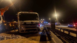 Büyükçekmece TEM Otoyolunda tır devrildi: 1 yaralı