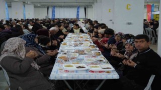Büyükşehirin iftar sofrasında oruçlar dualarla açıldı