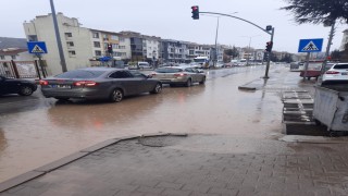 Cadde göle döndü, sürücüler zor anlar yaşadı
