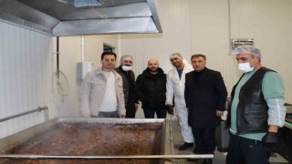 Cağ kebabın başkenti Oltuda kavurma ve sucuk üretimi yapıyorlar