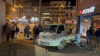 Çalıntı araçla yakıt alırken polisi gördü, kaçarken direğe çarptı