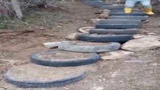 Camiye ulaşmak için araba lastiğinden merdiven yaptılar