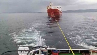Çanakkale Boğazından geçen kuru yük gemisi makine arızası yaptı