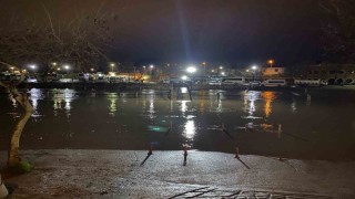 Çanakkalede çay taştı: Otopark sular altında kaldı