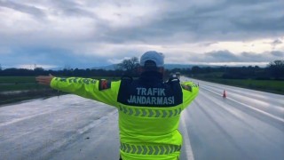 Çanakkalede jandarmadan sürücülere ve yolculara denetim