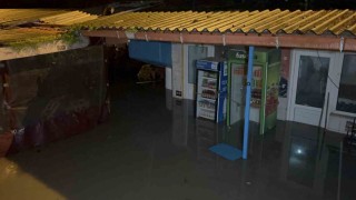 Çanakkalede Sarıçay taştı, iş yerleri sular altında kaldı