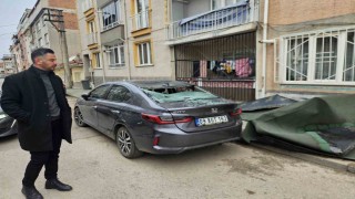 Çatı, lodosla birlikte otomobilin üzerine uçtu