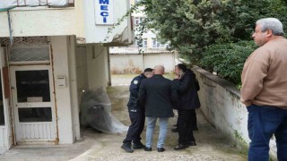 Çay içmek için geldiği dükkânın açılmasını motosikletinin üzerinde beklerken hayatını kaybetti