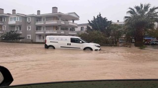 Çeşmede sağanak yağış: Caddeler dereye döndü, rögarlar taştı