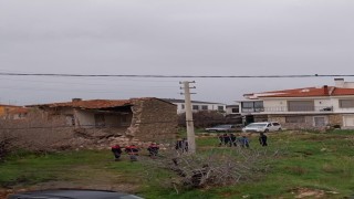 Çeşmede sağanak yağış ve fırtına günlük yaşamı zorlaştırdı