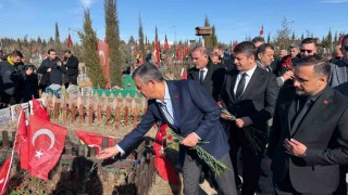 CHP Genel Başkanı Özgür Özel deprem şehitliğini ziyaret etti