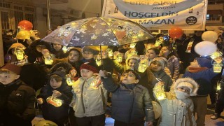Çocuklar ellerinde fenerle ilk teravih namazı heyecanına ortak oldu