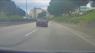 Çocukların üzerine araç sürdü, hiçbir şey olmamış gibi devam etti.. O anlar kamerada
