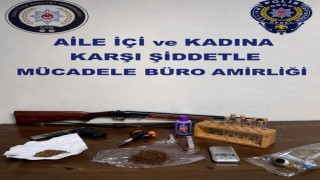 Çok sayıda suç kaydı bulunan şüphelinin evinden silah ve uyuşturucu çıktı