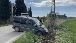 Çorluda aracın elektrik direğine çarptığı kaza kamerada