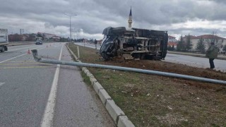 Çorumda devrilen kamyonetteki 3 kişi küçük sıyrıklarla kurtuldu