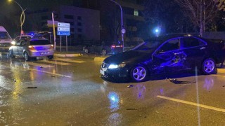Çorumda iki otomobil çarpıştı: Anne ve oğlu yaralandı