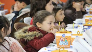 Çorumda tekne orucu coşkusu: Yüzlerce çocuk aynı anda iftarını açtı