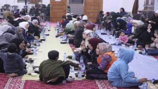 Çorumdan Suriyeye gönül köprüsü: Savaşta zarar gören camide günde yüzlerce kişi iftar sofrasında buluşuyor